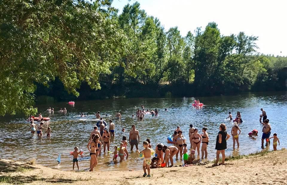Playa Fluvial de El Tamaral'in fotoğrafı düz bir kıyı şeridi ile birlikte