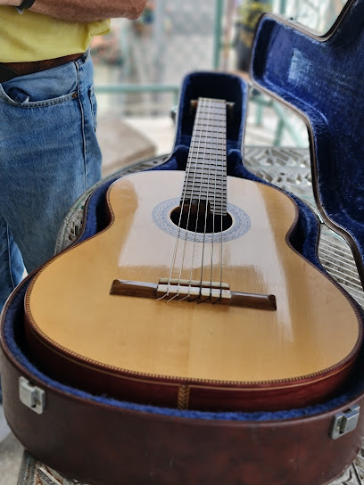 Guitarras Legendario creado en cuba en 1988, Luthier Gilberto Mendez Mendez atiende pedidos personalmente al 099 655 736