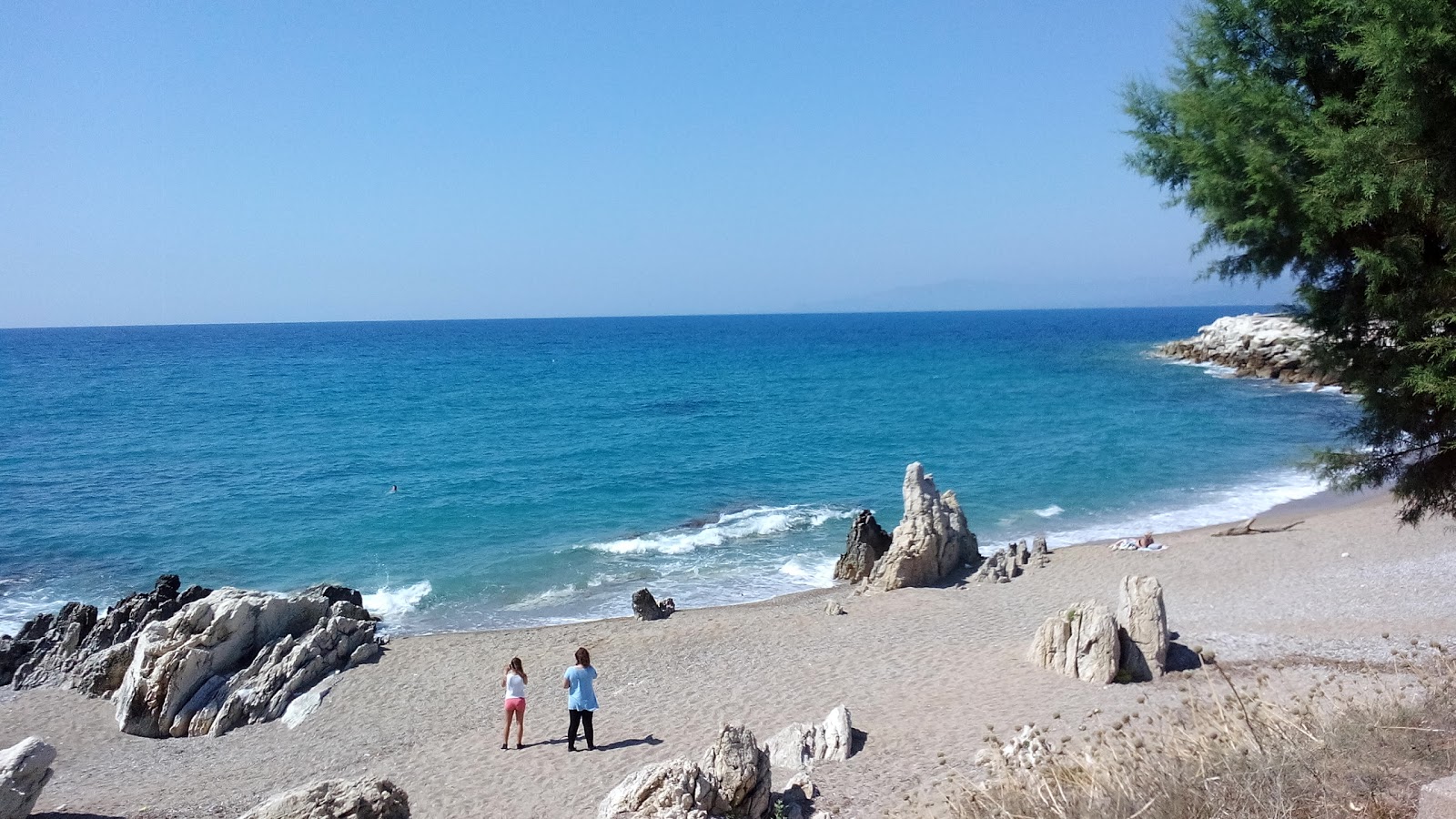 Paralia Ai Lagoudis'in fotoğrafı - rahatlamayı sevenler arasında popüler bir yer