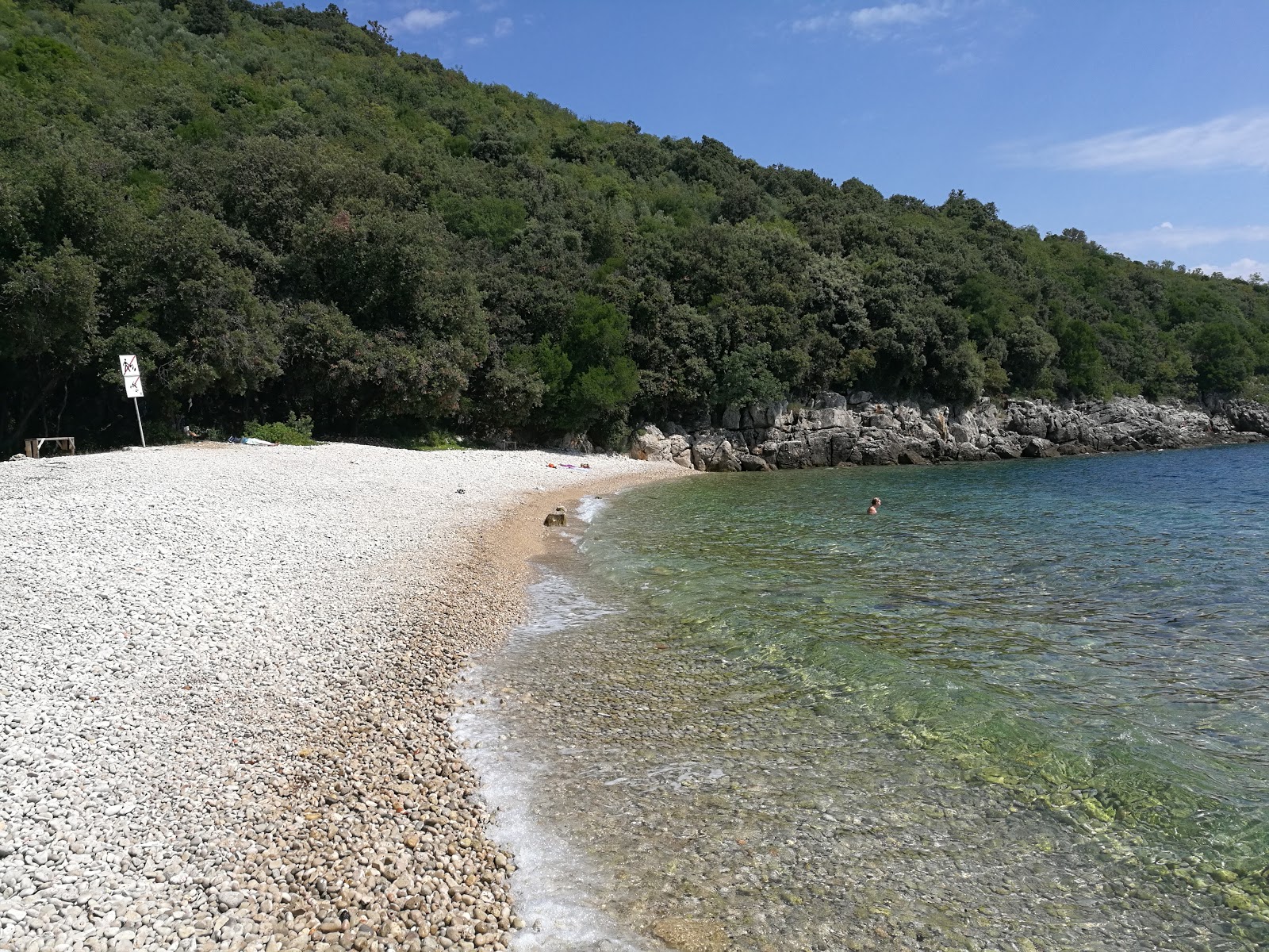 Foto di Bobina beach con una superficie del ciottoli beige