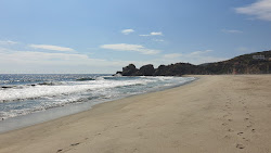Foto von Mojon beach mit geräumiger strand
