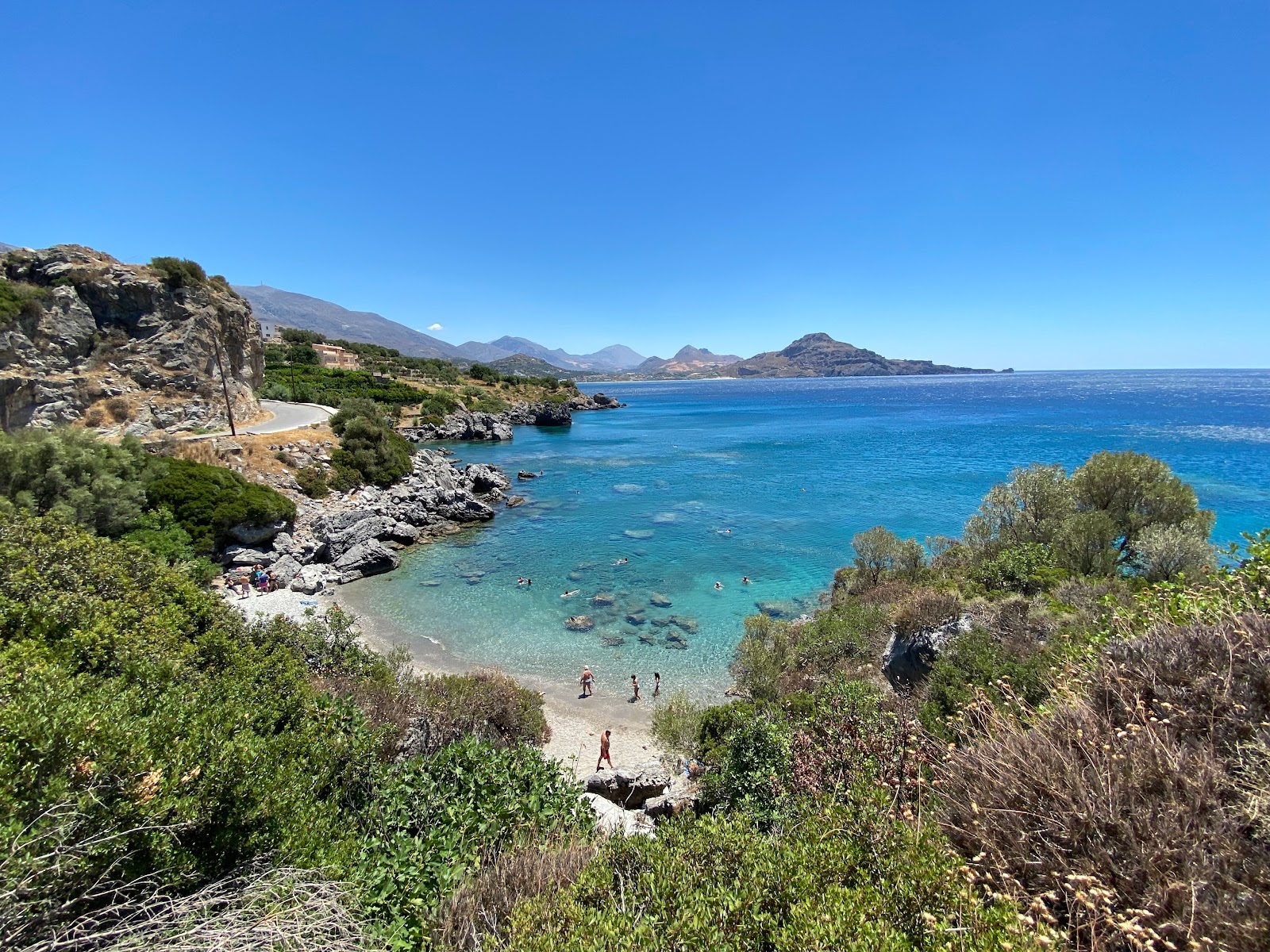Foto von Foteinari Beach mit eine gerade küstenlinie