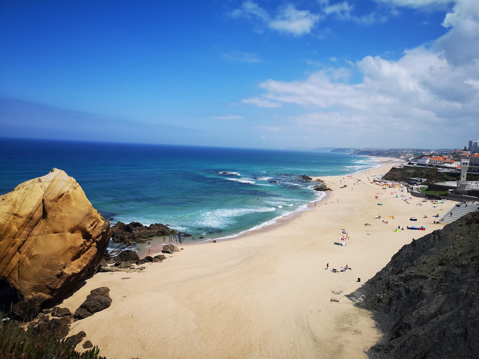 Φωτογραφία του Praia de Santa Cruz με τυρκουάζ νερό επιφάνεια