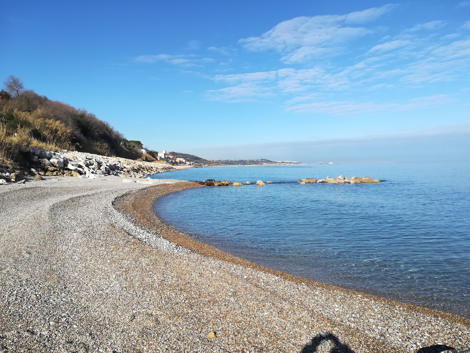 Photo de Spiaggia di Calata Turchino avec plusieurs petites baies