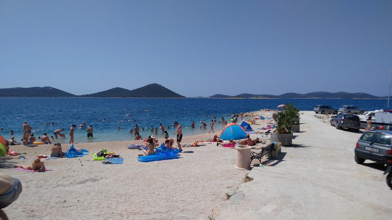 Photo of Dolaske Drage beach and the settlement