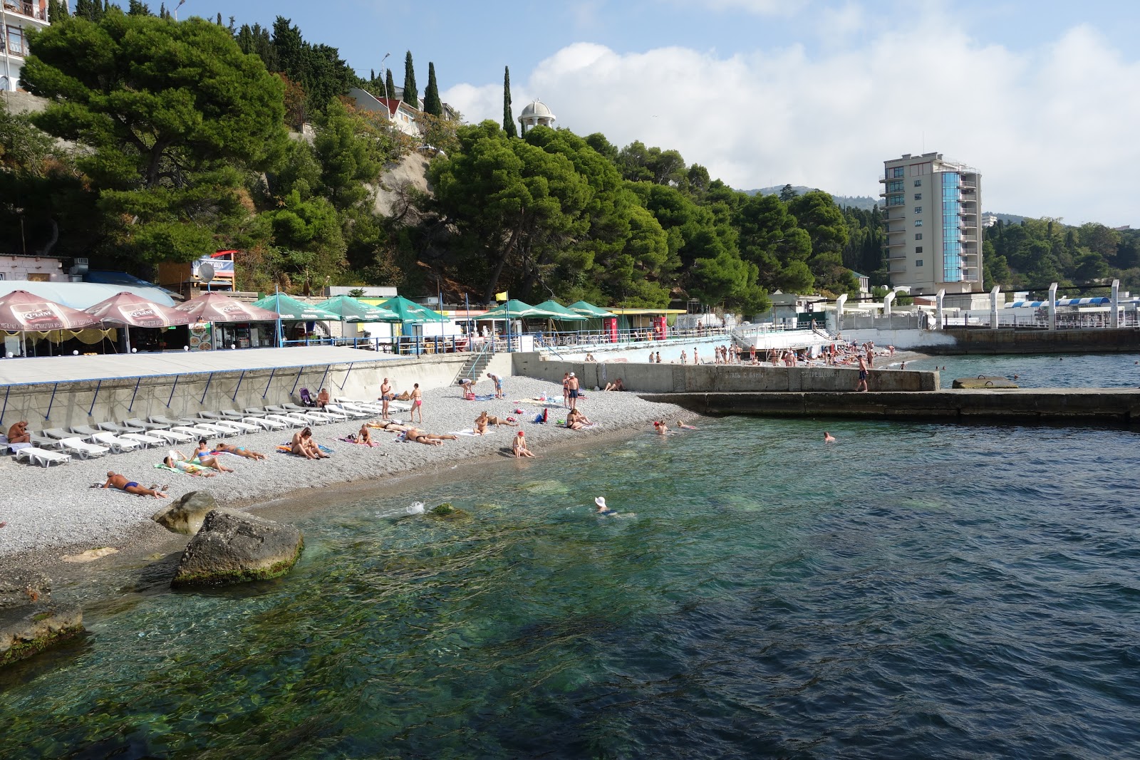 Foto di Miskhor beach con una superficie del acqua cristallina