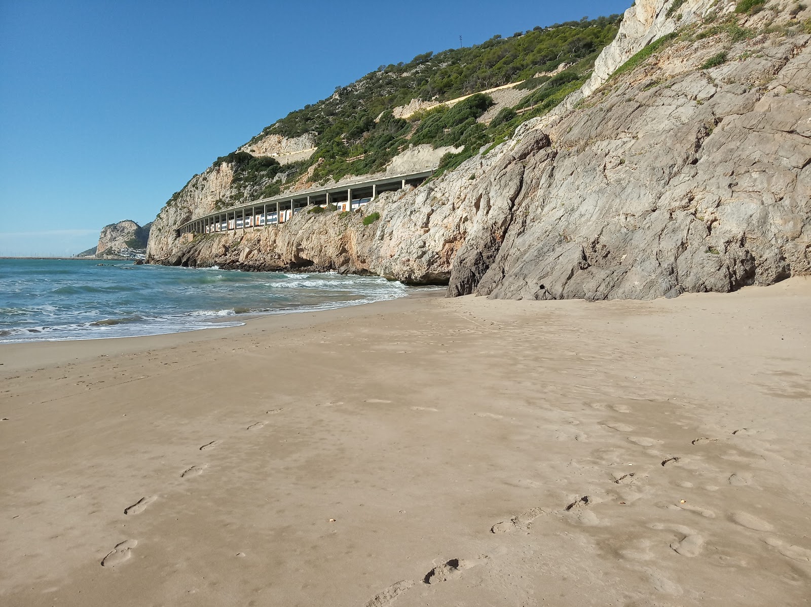 Fotografie cu Platja Port Ginesta cu nivelul de curățenie înalt