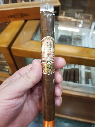 Cigar Shop «HUBBARD & STATE CIGAR SHOP», reviews and photos, 6 W Hubbard St, Chicago, IL 60610, USA