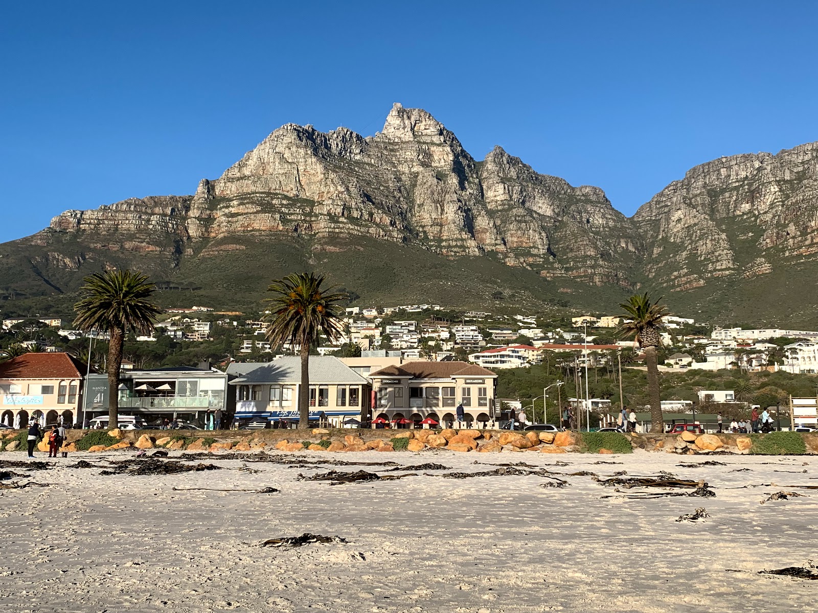 Foto di Camps Bay beach sorretto da scogliere