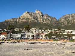 Foto di Camps Bay beach sorretto da scogliere