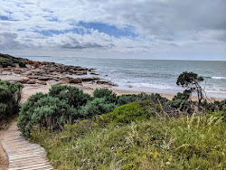 Foto de Basham Beach apoiado por penhascos