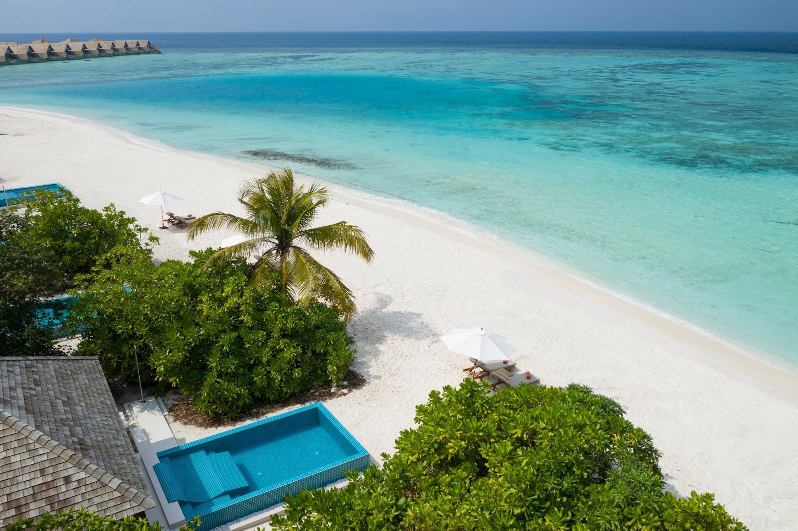 Foto di Faarufushi Resort island con una superficie del sabbia bianca