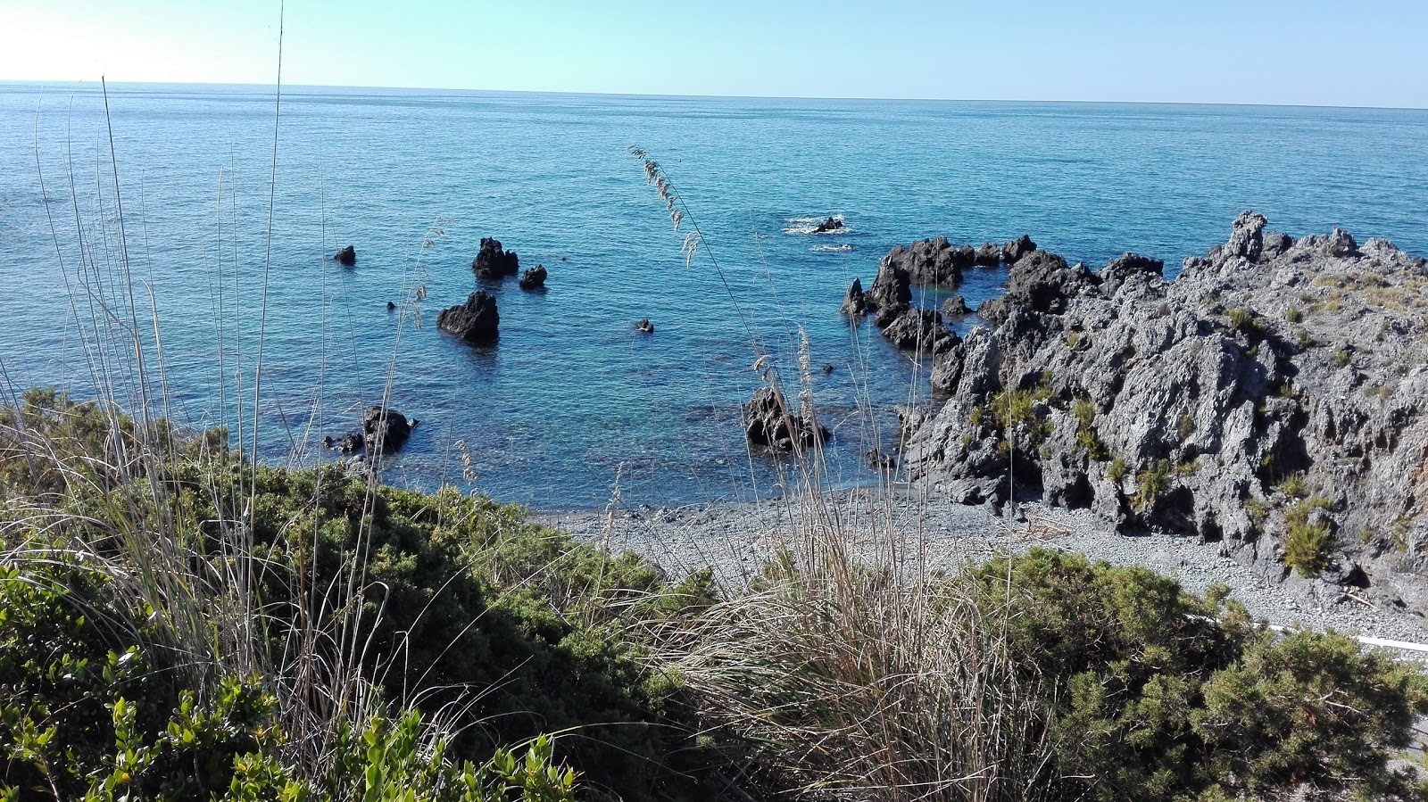 Foto di Scalea Beach con una superficie del ciottoli grigi