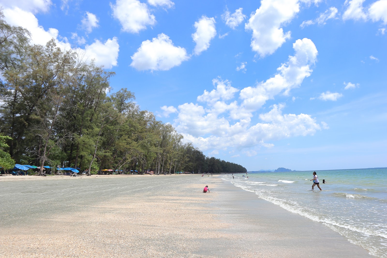 Foto van Pak Meng Beach met turquoise puur water oppervlakte
