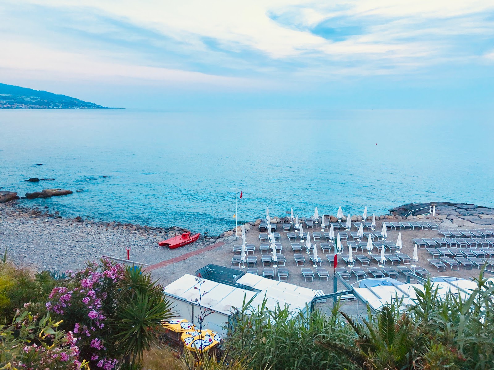 Photo de Spiaggia Romana di Bussana - bon endroit convivial pour les animaux de compagnie pour les vacances