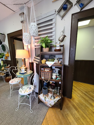 Antique Furniture Store «Hip and Humble», reviews and photos, 401 E Main St, Berryville, VA 22611, USA