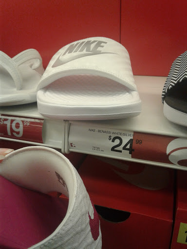 Shoe Store «Famous Footwear», reviews and photos, 1665 Olentangy River Rd, Columbus, OH 43212, USA