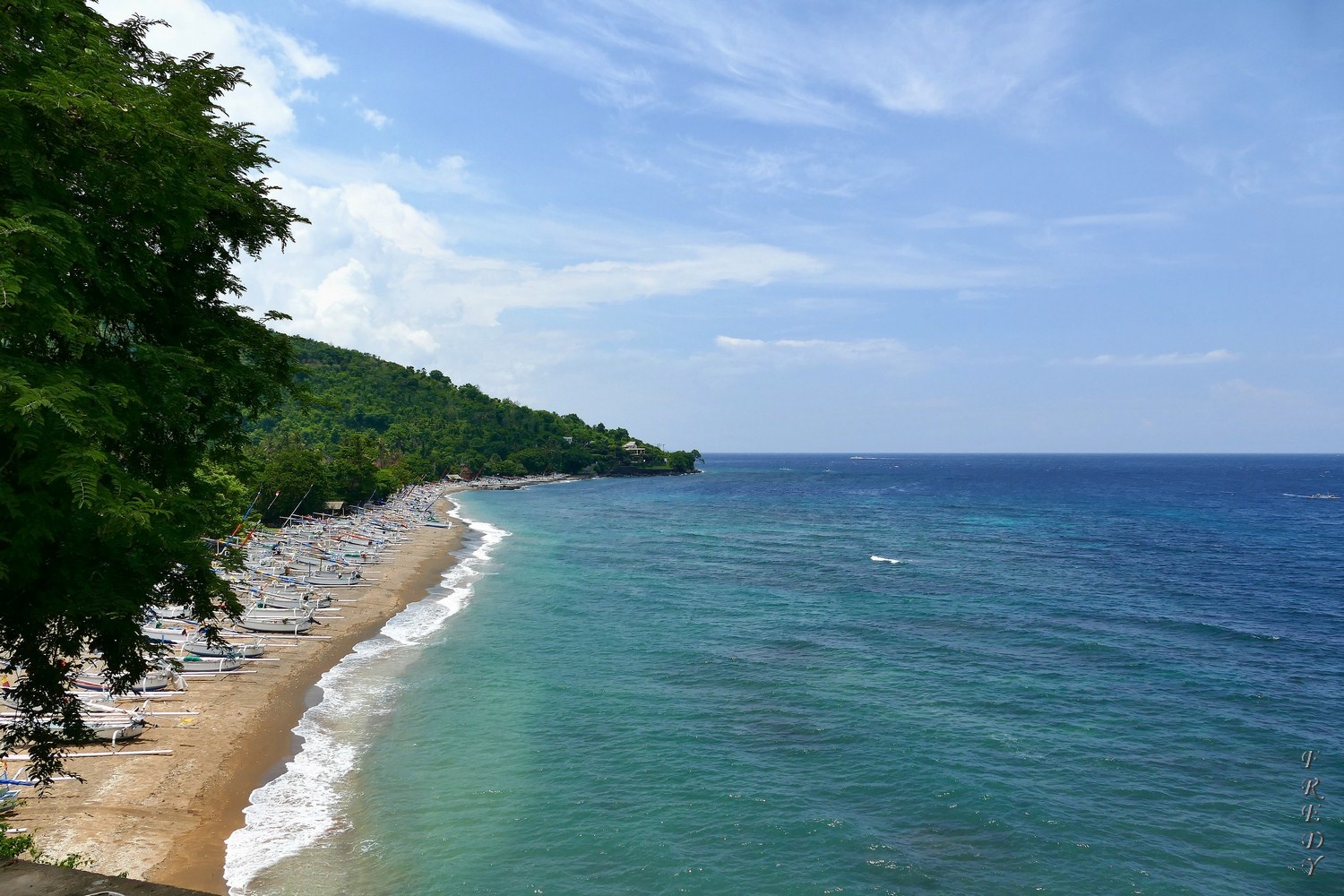 Foto di Bintang Beach con una superficie del acqua cristallina
