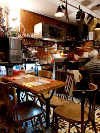 Atmosphère du Restaurant de tapas Le Petit Cervantes à Paris - n°1