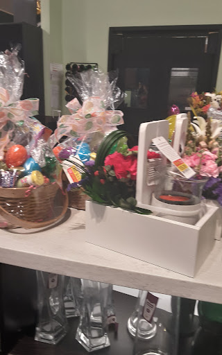 Grocery Store «Kroger», reviews and photos, 525 E Clifty Dr, Madison, IN 47250, USA