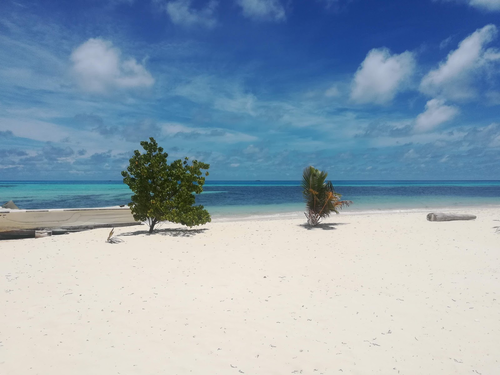 Foto av Guest Beach Maamigili med vit sand yta