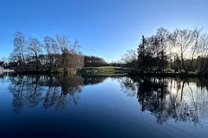 Rouken Glen Pond image