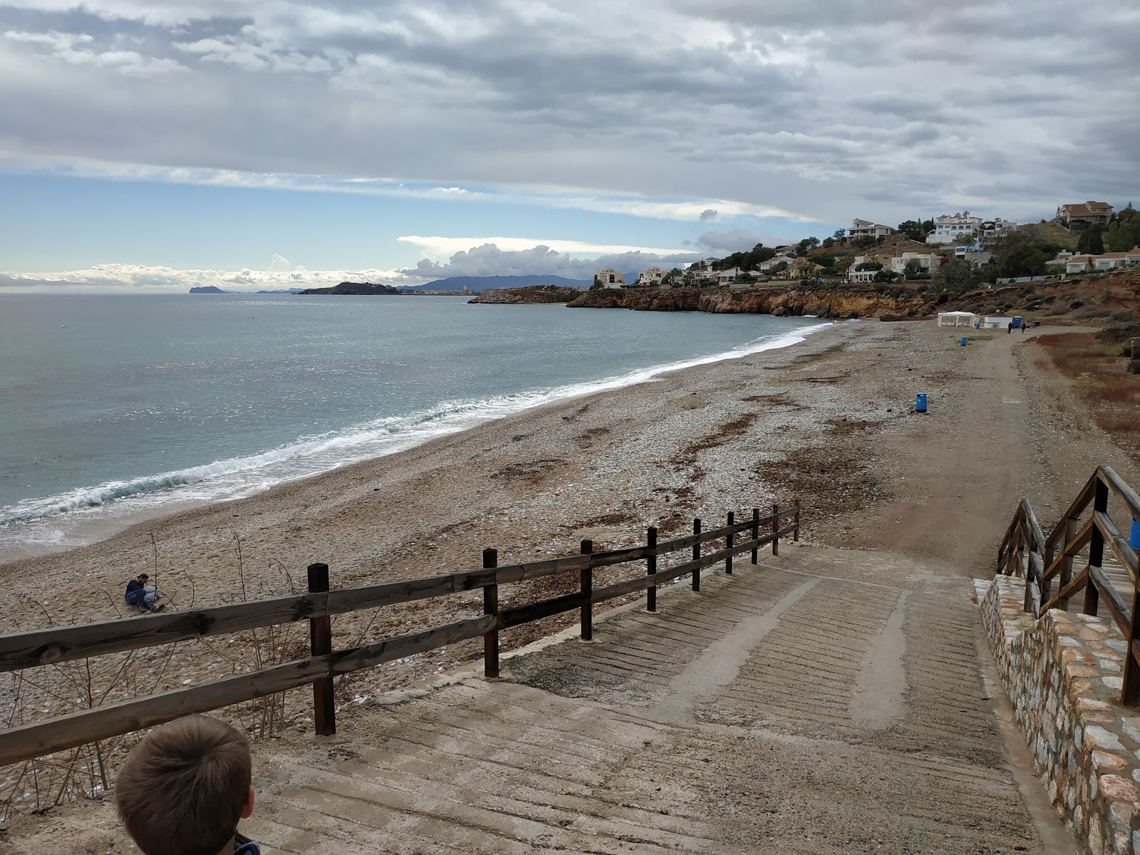 Foto av Playa del Corral med musta hiekka ja kivi yta