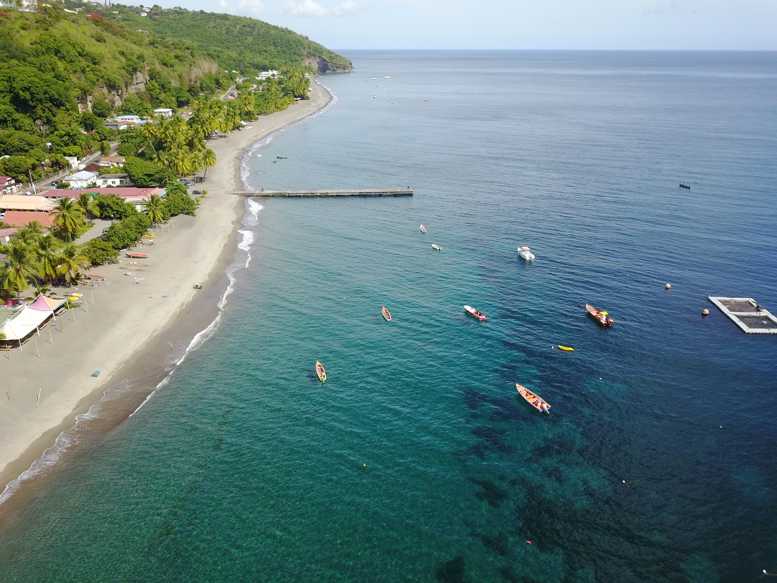 Fotografija Plage du Carbet z dolga ravna obala