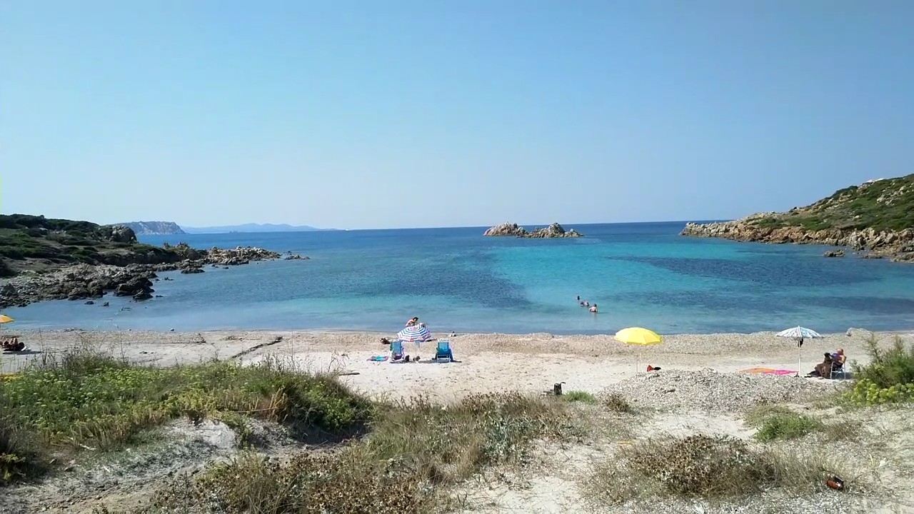 Foto van Spiaggia Lu Pultiddolu met helder zand oppervlakte