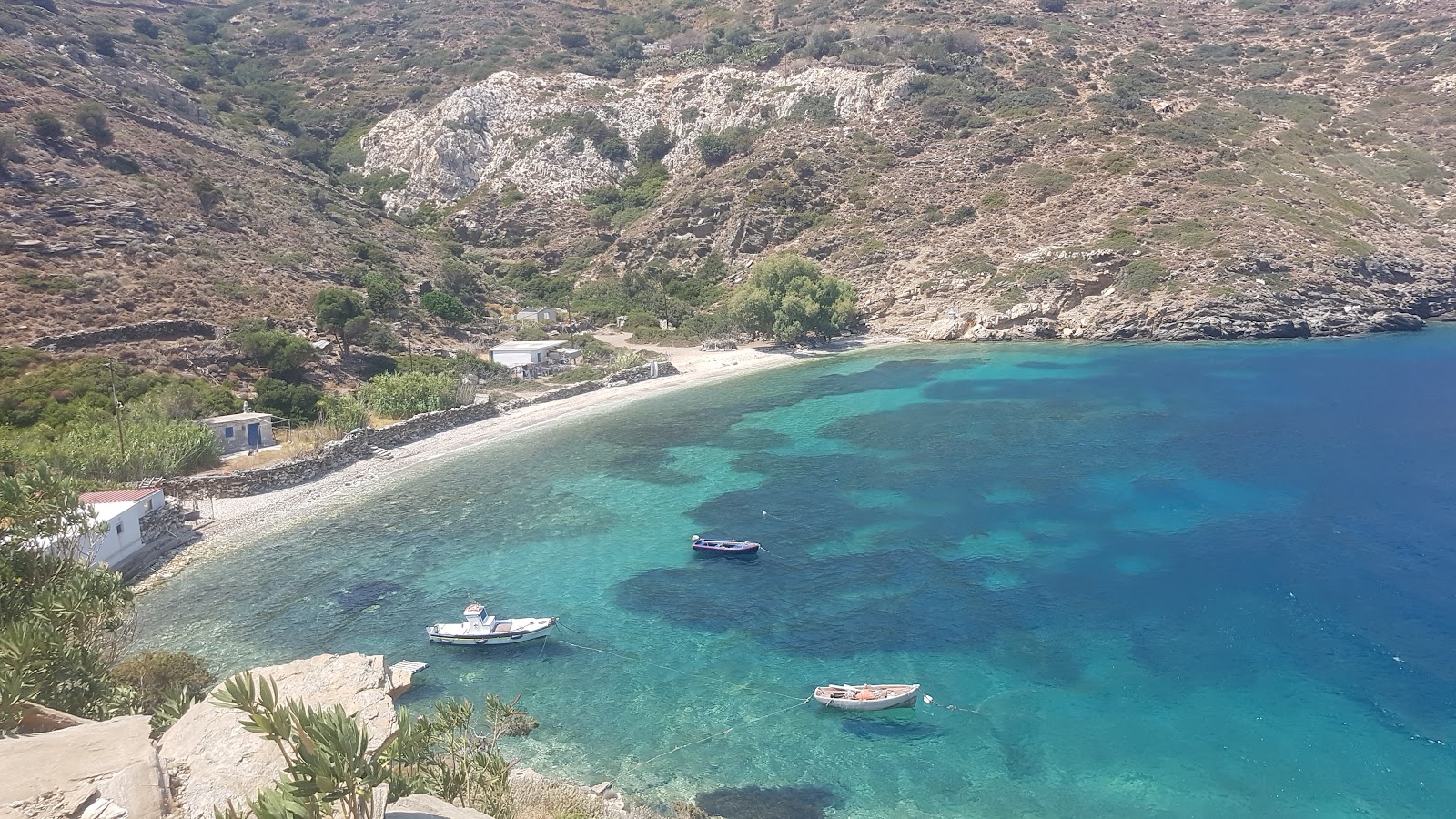 Foto van Poulos Beach met grijze kiezel oppervlakte