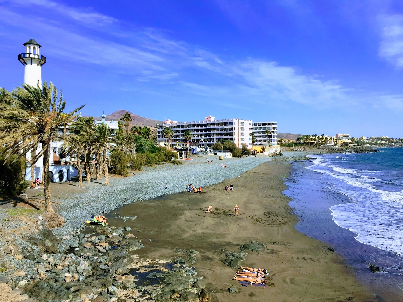 Foto von Playa del Aguila mit blaues wasser Oberfläche