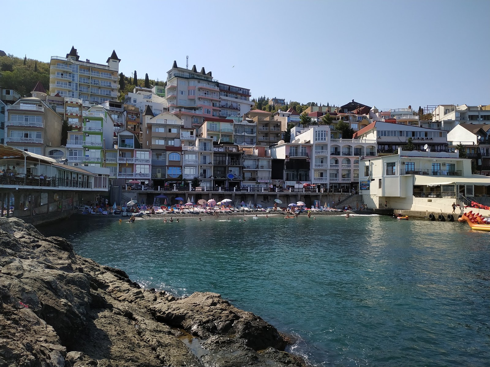 Φωτογραφία του Utes beach με γκρίζο βότσαλο επιφάνεια