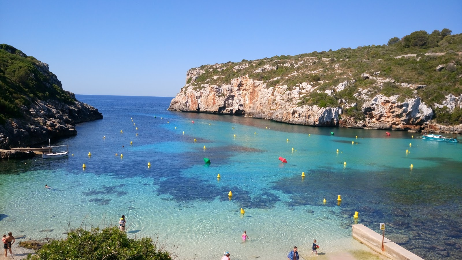 Foto de Playa es Canutells con cala pequeña