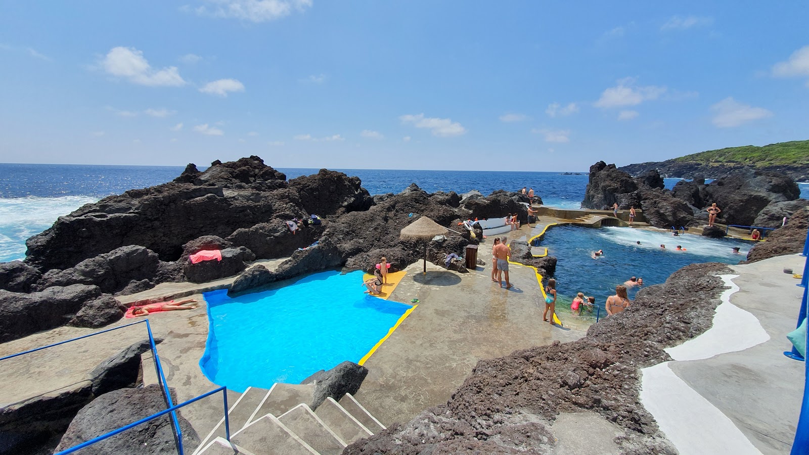 Foto di Varadouro Beach con una superficie del superficie in cemento pavimentata