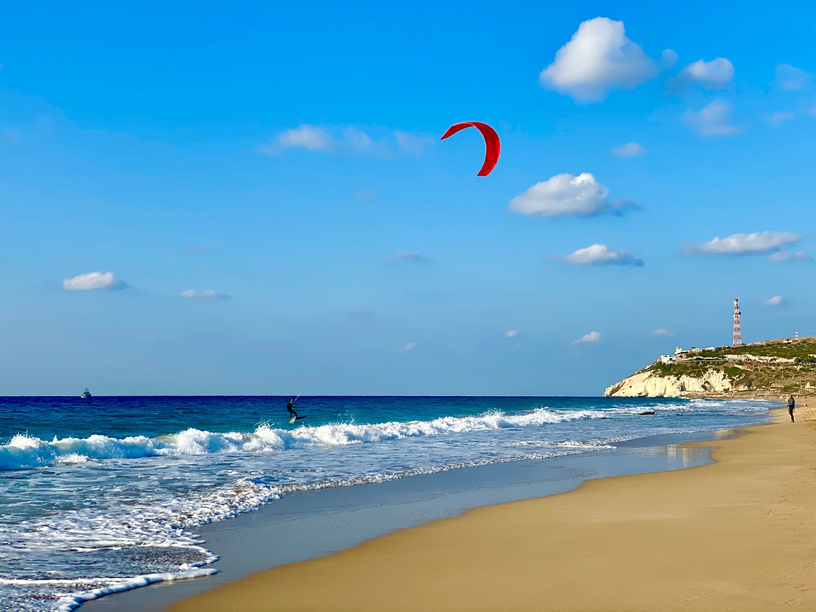 Foto av Yefet's beach med ljus sand yta