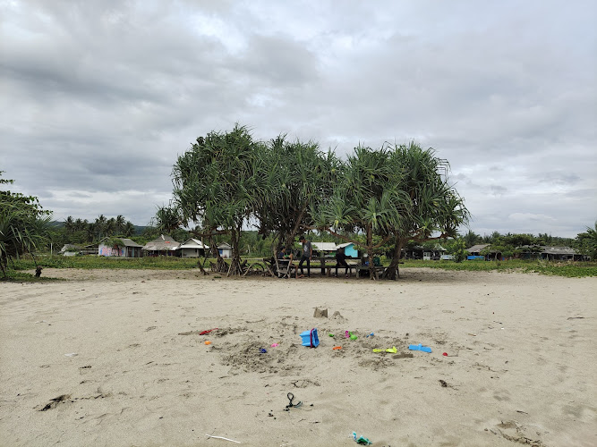 Pantai pasir putih sawarna