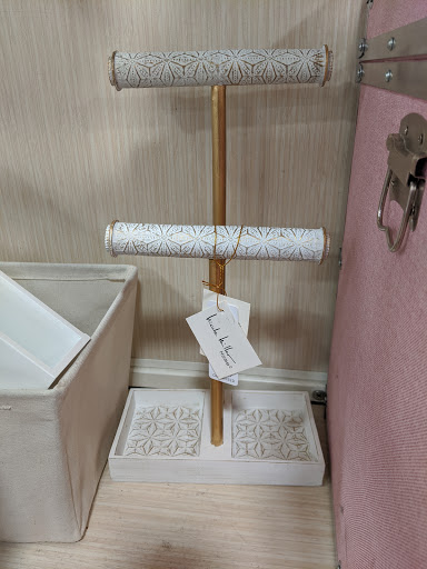 Home Goods Store «Home Goods», reviews and photos, 3 Main St, Edgewater, NJ 07020, USA