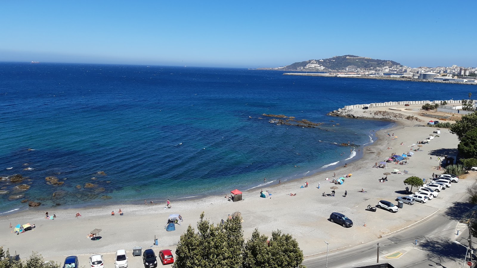 Foto van Playa Del Trampolin met lichte kiezelsteen oppervlakte