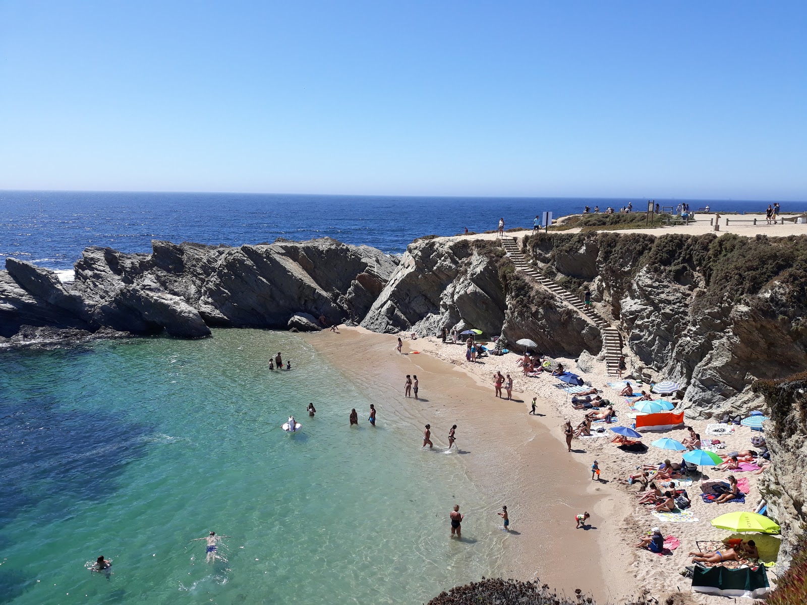 Photo of Praia dos Buizinhos and the settlement