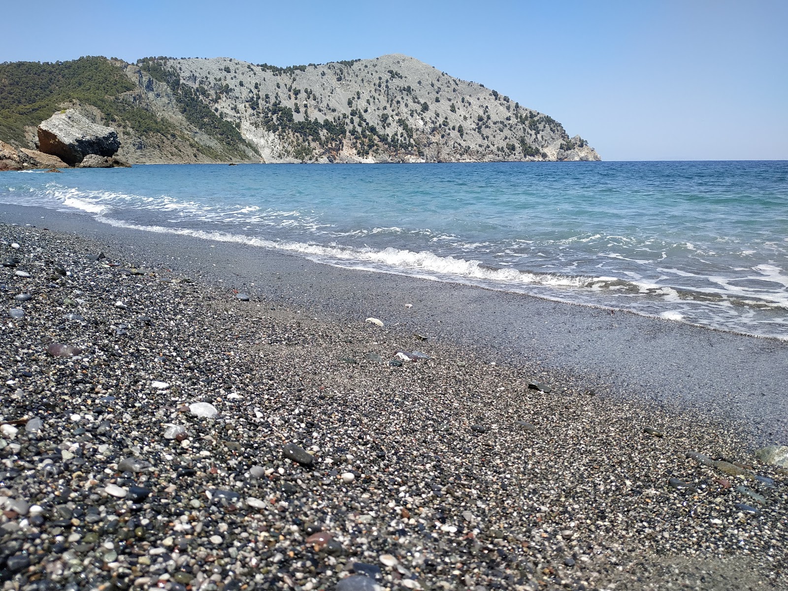 Foto von Karbouna beach umgeben von Bergen