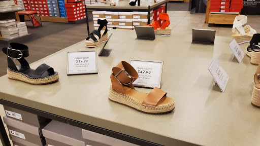 Shoe Store «DSW Designer Shoe Warehouse», reviews and photos, 7321 Lake St, River Forest, IL 60305, USA