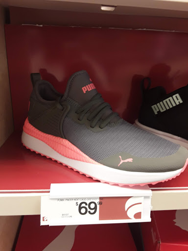 Shoe Store «Famous Footwear», reviews and photos, 1881 S Robert St, West St Paul, MN 55118, USA