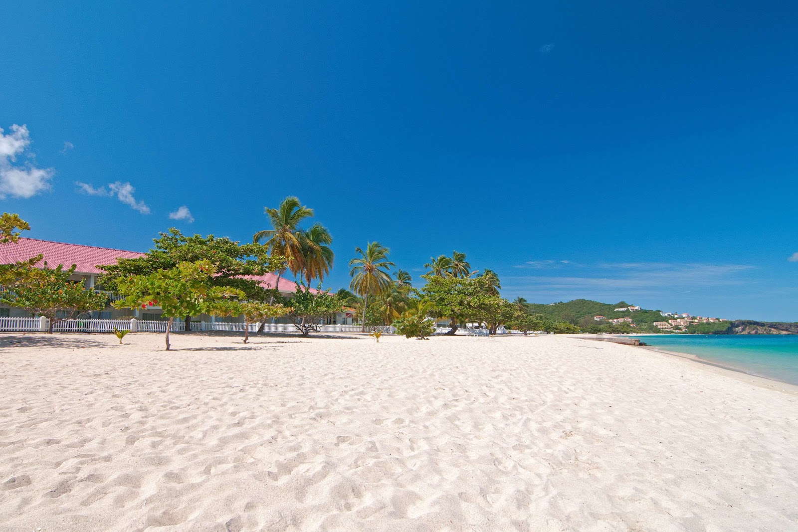 Foto von Grand Anse beach mit sehr sauber Sauberkeitsgrad