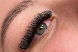 Alluring Lashes & Beauty image