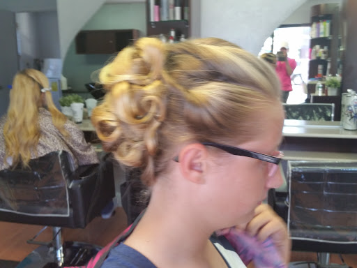 Hair Salon «Mojo Hair Salon & Therapeutic Massage», reviews and photos, 431 New Britain Ave, Newington, CT 06111, USA