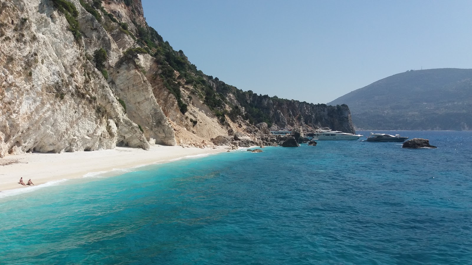 Foto van Ithaki Strand ondersteund door kliffen