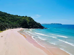 Φωτογραφία του Duli Beach περιτριγυρισμένο από βουνά