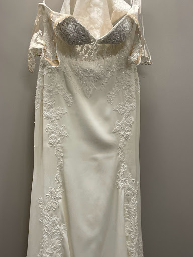 Bridal Shop «Bella Bianca Bridal», reviews and photos, 17W527 E Roosevelt Rd, Oakbrook Terrace, IL 60181, USA