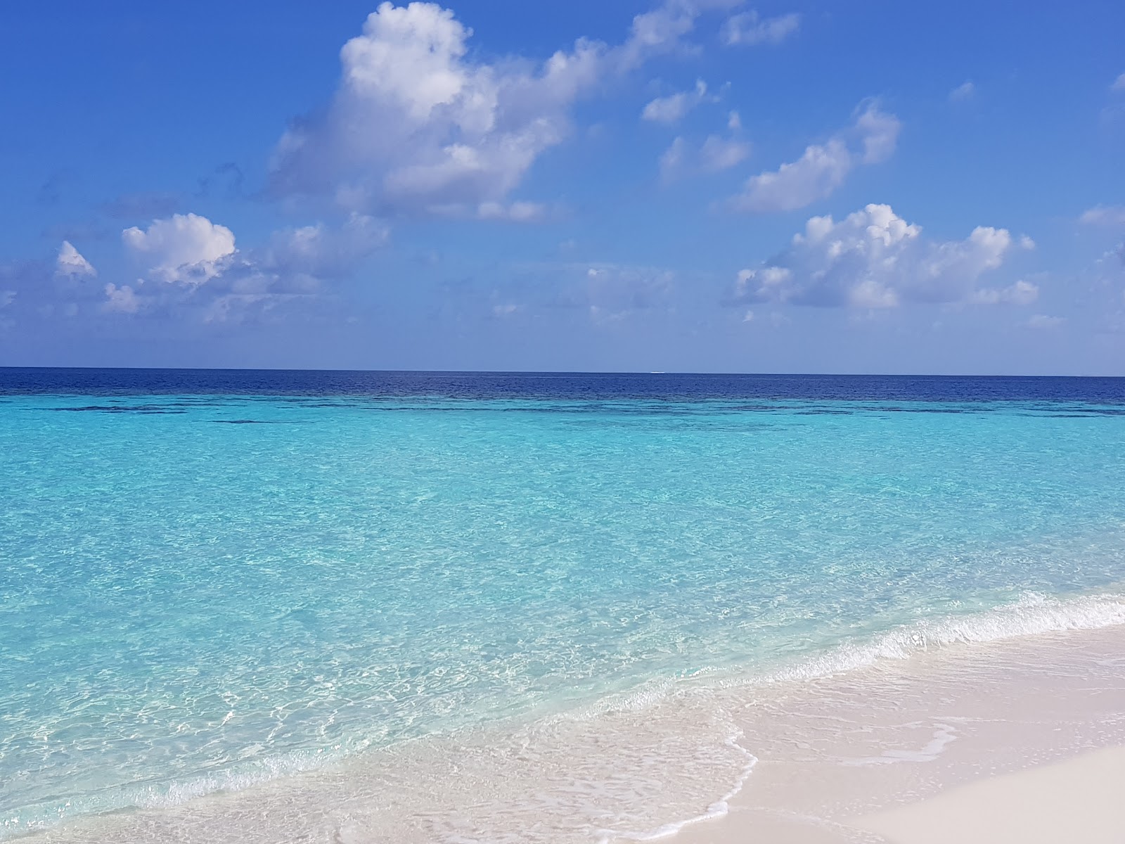 Foto av Dhevvamaagalaa Beach med vit fin sand yta