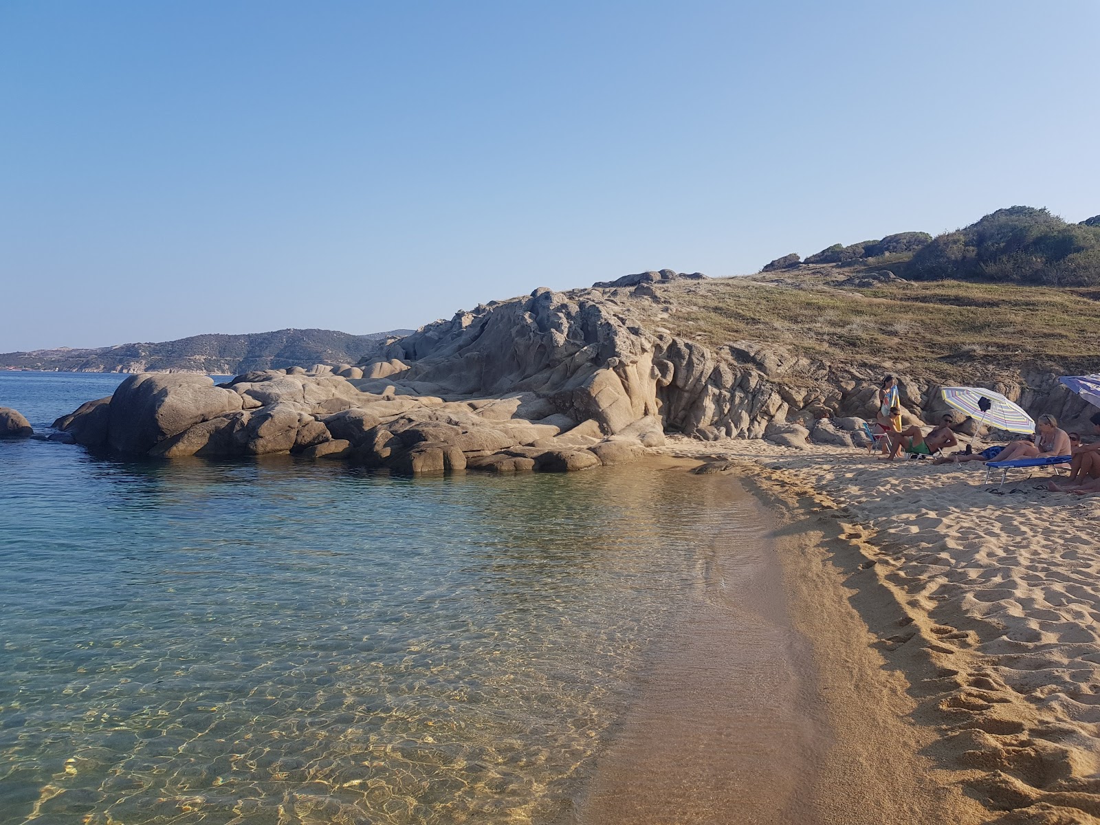 Foto de Valti beach respaldado por acantilados